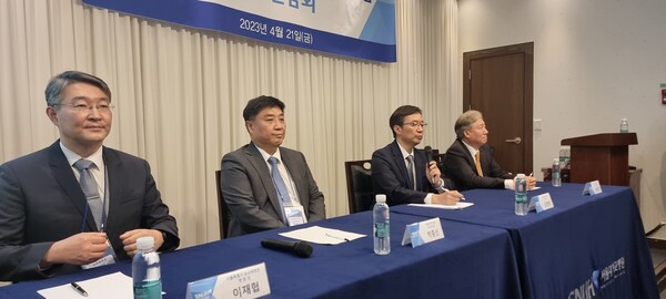 Seoul National University President and CEO Kim Young-tae (third from left) explains the hospital's future goals, during a press conference commemorating his appointment at a restaurant in Jung-gu, Seoul, Friday.