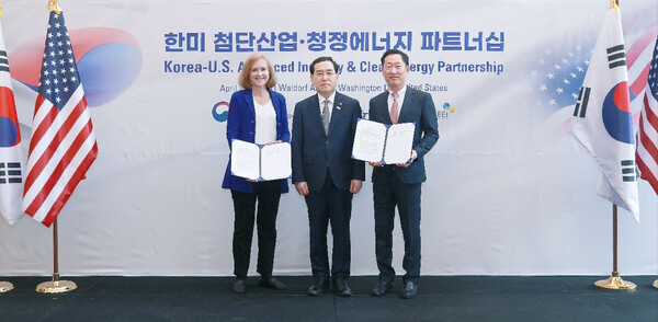 Korea BIO and the U.S. BIO signed an MOU to promote the bioeconomy of both countries in Washington D.C., on Tuesday, local time. From left are the U.S. BIO CEO Rachel King, Minister of Trade, Industry and Energy Lee Chang-yang, and Korea BIO President Ko Han-sung.
