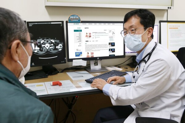 Professor Lee Se-won of the Pulmonary Department at Asan Medical Center (AMC) treats a COPD patient. (Courtesy of AMC)