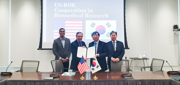 NCC and U.S. NCI signed an MOU to expand their cooperation on cancer research at the National Cancer Institute in Bethesda, Maryland, on Wednesday (local time). They are, from left, NCI’s Director of the Center for Global Health Satish Gopal, NCI’s Principal Deputy Director Douglas R. Lowy, NCC President Seo Hong-gwan, and NCC Research Director Kim Young-woo.