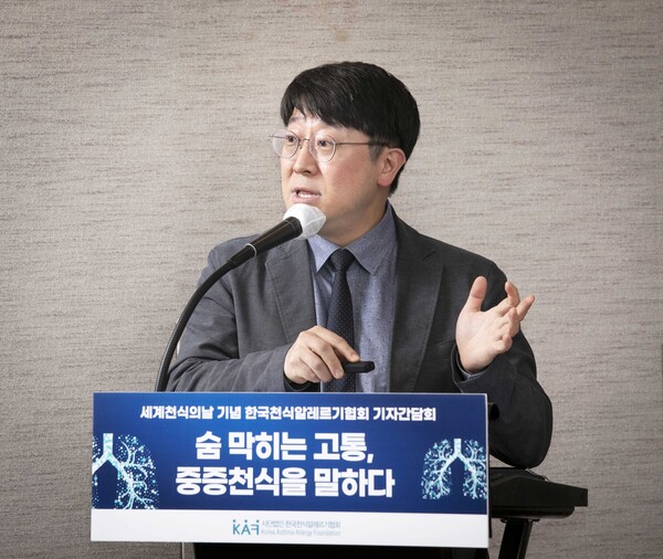 Professor Kwon Hyuk-soo at Asan Medical Center speaks at the same conference.