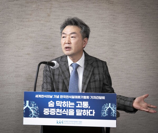 Korean Academy of Asthma, Allergy and Clinical Immunology President Jee Young-koo explains why biologics treatments for asthma requires reimbursement, during a press conference at the InterContinental Seoul Parnas, Seoul, Thursday.