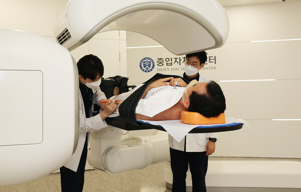 Dr. Lee Ik-jae, head of the Heavy Particle Therapy Center at Yonsei Cancer Center, explains the treatment process to a patient.