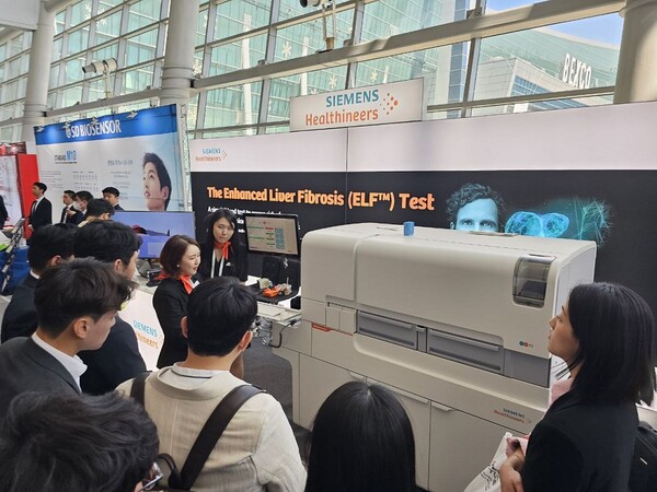 Siemens Healthineers Korea unveiled its integrated biochemical and immunoassay solution, Atellica CI 1900 Analyzer, for the first time in Korea during the Korean Society for Laboratory Medicine's 2023 Spring Symposium, held at BEXCO, Busan, from last Thursday to Friday.
