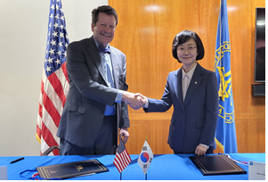 Minister of Food and Drug Safety Oh Yu-kyoung (right) and Commissioner of the U.S. Food and Drug Administration Robert M. Callif signed a memorandum of cooperation on jointly developing artificial intelligence-based medical products in Washington last Thursday (local time).