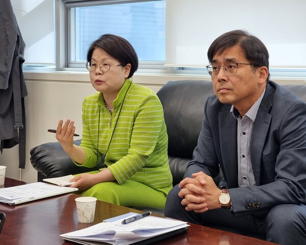 Oh Jeong-won (right), director of the Pharmaceutical Management Division at the Ministry of Food and Drug Safety, and Kim Mi-jeong, director of the Pharmaceutical Standards Division at the National Institute of Food and Drug Safety Evaluation, explain their decision not to withdraw atenolol-based hypertension drugs from the market for the time being on Tuesday.