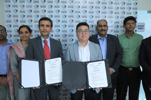 Dr. Yogananda Reddy (third from left), founder of the Bangalore Gastro Center (BGC), and 3BIGS CEO Park Jun-hyung show the signed MOU agreement at the BGC hospital. (Credit:3BIGS)