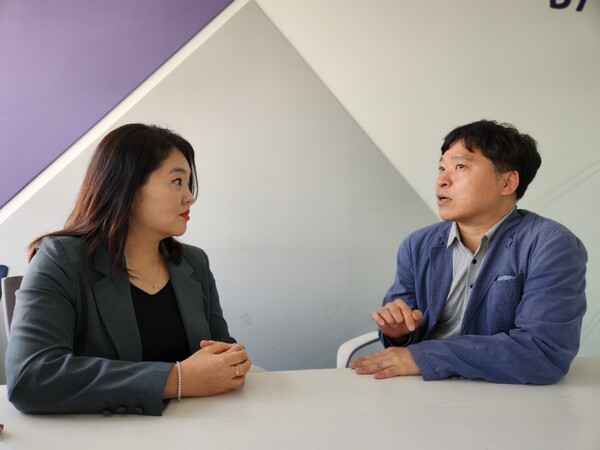 Yang Sung-eun (left), Daewoong Pharmaceutical’s head of C&D Innovation, discusses establishing stronger ties with Finnish health-related companies with Business Finland’s Senior Advisor Peter Bae at Daewoong’s headquarters in Seoul in an interview with Korea Biomedical Review on Tuesday.