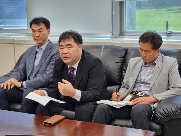 Officials from the Ministry of Food and Drug Safety met with journalists covering the ministry on Tuesday. They are, from left, Seong Hong-mo, director of the Medical Device Management Division. Chae Kyu-han, director-general of the Medical Device Safety Bureau, and Choo Seon-tae, director of the Medical Device Policy Division.