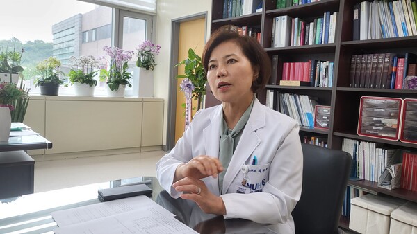 SNUCH Director Choi Eun-hwa explains the hospital's treatment for foreign pediatric patients in an interview with Korea Biomedical Review at the hospital in Jongno-gu, Seoul, last Wednesday.