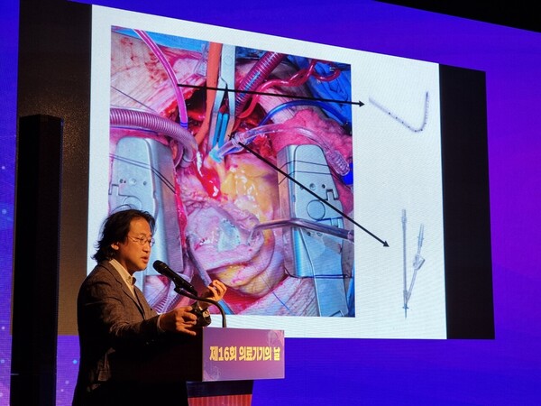 Professor Chung Eui-seok of the Cardiothoracic Department at Kangbuk Samsung Hospital gave a presentation at a seminar organized by the Ministry of Food and Drug Safety at the Westin Chosun in downtown Seoul last Friday.