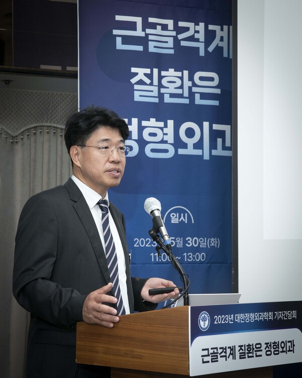 Professor Lee Jae-cheol of Orthopedic Surgery and Chairman of KOA’s Public Relations speaks about the role of orthopedic surgeons in making differential diagnoses for knee and ankle diseases which are increasing in prevalence in Korea lately. (Credit: KOA)