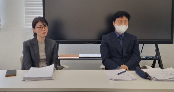Cha Jeon-kyoung (left), director of the Health and Medical Policy Division at the Ministry of Health and Welfare, explains the government’s telemedicine pilot project meeting with journalists on Tuesday. Ha Tae-gil, director of the Pharmaceutical Policy Division, was also on hand.