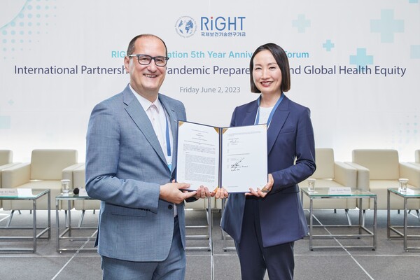 FIND's Executive Vice President of External Affairs  Willo Brock (left) and RIGHT Foundation CEO Hani Kim show the signed agreement between the two organizations to pursue a joint fund for diagnostics research and the sharing of FIND's technology and know-how with Korean diagnostic companies. (Credit: RIGHT Foundation)