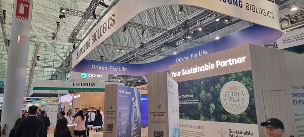 Samsung Biologics had the biggest individual booth among Korean companies. The company stressed that this year it focused on sustainability, and all materials for the booth were made of eco-friendly materials such as wood, stone, cloth, and recycled materials, minimizing the use of plastic.