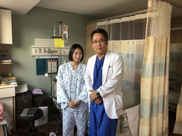 Professor Kim Jae-heon of Urology at Soon Chun Hyang University Hospital (right) posed next to Natalya Pan after she received treatment. (Credit: Doctor Hunter)