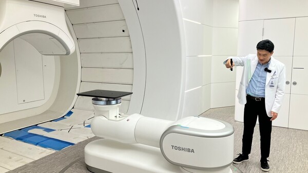Professor Hong Chae-seon of radiation oncology at Severance Hospital explains the principle of operating the heavy particle therapy machine at the Heavy Particle Therapy Center in Seoul, Monday. (Credit: Korea Biomedical Review)
