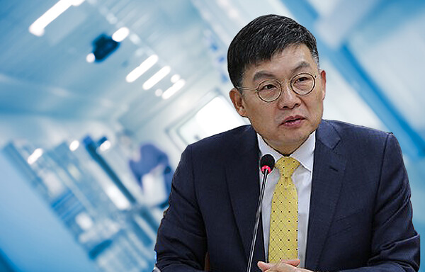 Professor Kim Yoon of Seoul National University College of Medicine said expanding the medical school enrollment quota should be a priority to address the collapse of essential medical systems, such as emergency rooms and pediatric care. (Credit: KBR database)