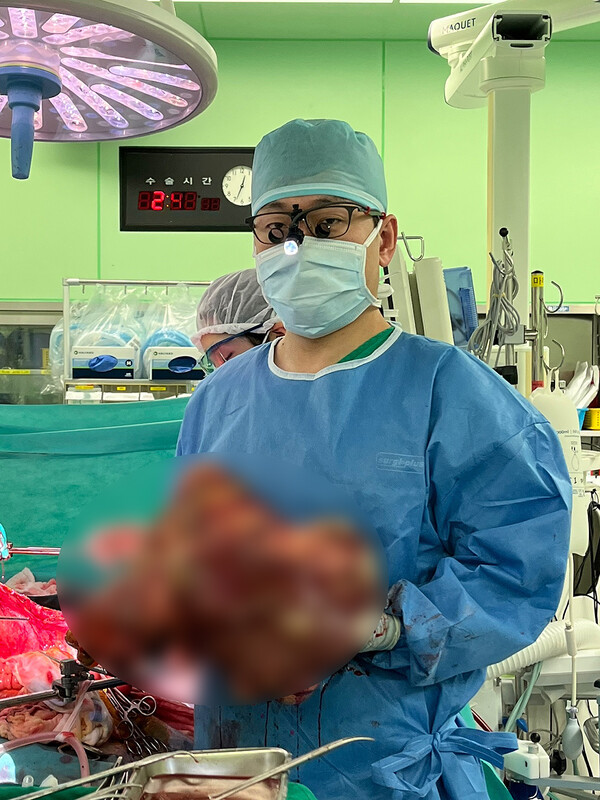 Professor Lee Jae-geun holds the liver removed from the patient during the surgery.