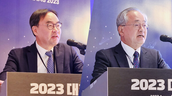 Lee Jin-woo (left), the incoming president of the Korean Association of Medical Societies and outgoing KAMS President Choung Ji-tae, stressed the need for the medical community to actively communicate and discuss with society to avoid social isolation during the association’s conference on Thursday.