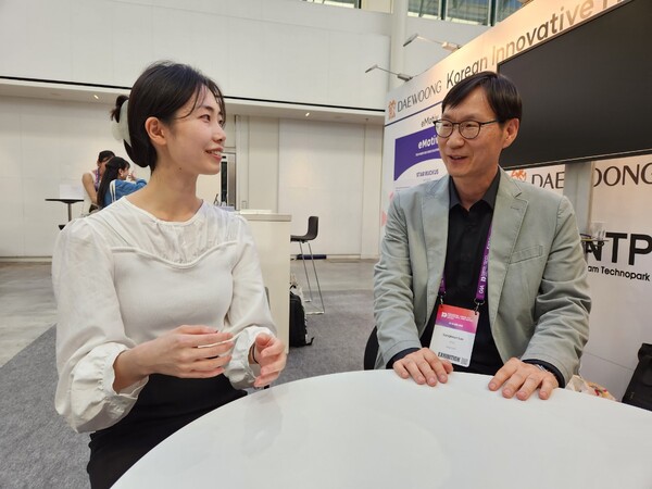 eMotiv’s head of R&D, Jeong Min-young (left), and Medi-IOT’s Lee Sang-keun speak about their companies’ digital health solutions on the sidelines of Radical Health Festival Helsinki on Tuesday.