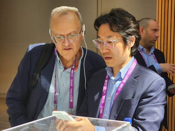 Neurive’s Chief Technology Officer Choi Hyuk demonstrates his digital health solution to an interested participant on Tuesday at the Helsinki Expo and Convention Centre.