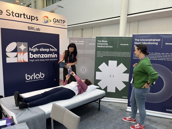 A representative from BRLAB demonstrates its sleep technology to interested participants at the Radical Health Festival Helsinki event.