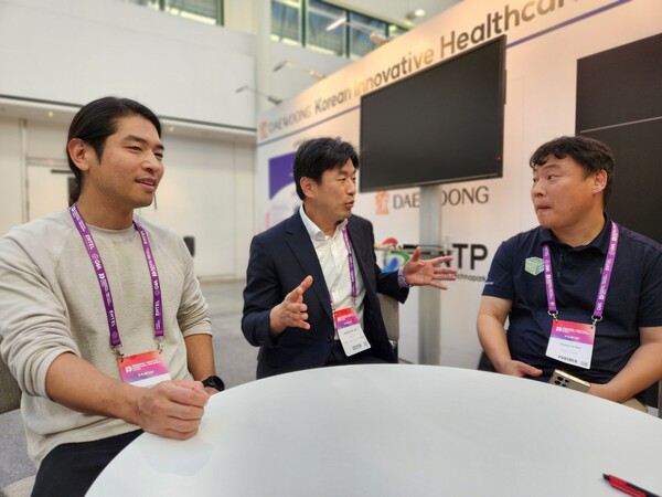 From left, BRLAB CEO Lee Jong-min, Huniverse CEO Lee Sang-heon, and B.I.G.S Spring Tree CEO Seo Jeong-ho discuss their digital health solutions on Tuesday at the Helsinki Expo and Convention Centre.