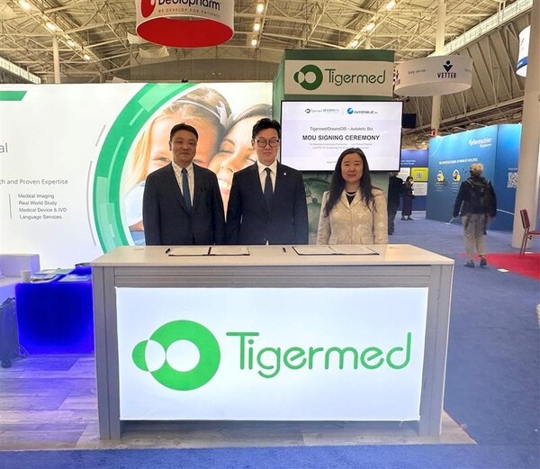 On June 6 (local time), Dream CIS, Tigermed, and Autotelic Bio signed a business agreement at Tigermed’s booth during the BIO 2023 event in Boston, Mass. From left, Dream CIS Executive Director Kang Sung-shik, Autotelic Bio CEO Kim Tae-hoon Kim, and Tigermed USA President Jessi Mao