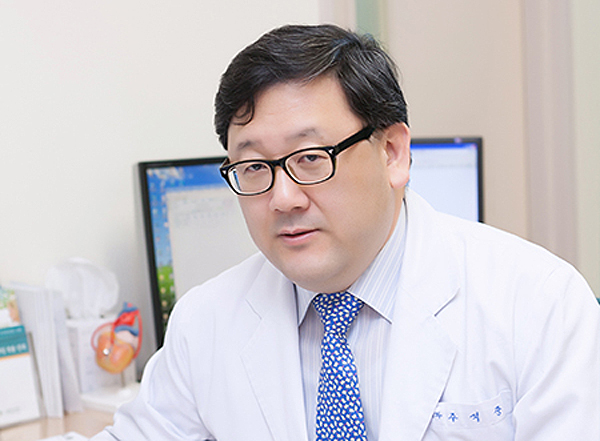 Choo Suk-jung, 61, professor of cardiovascular and thoracic surgery at Asan Medical Center, passed away in an unfortunate accident on Friday. (Credit: Asan Medical Center)
