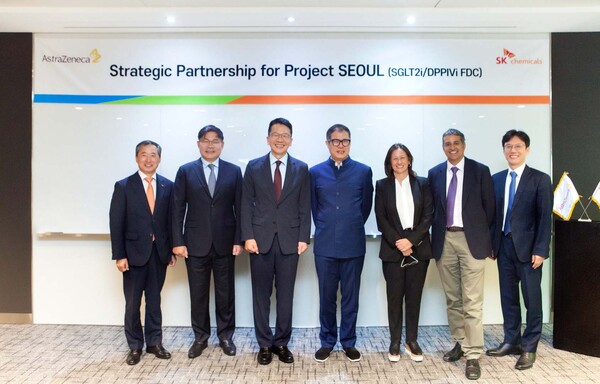AstraZeneca International and China Executive Vice President Leon Wang (center) and SK Discovery Vice Chairman Chey Chang-won (to Wang's left) pose for a photo to celebrate the production of the first diabetes combination drug batch developed by the two companies at SK Eco Hub in Pangyo, Gyeonggi Province, Monday.