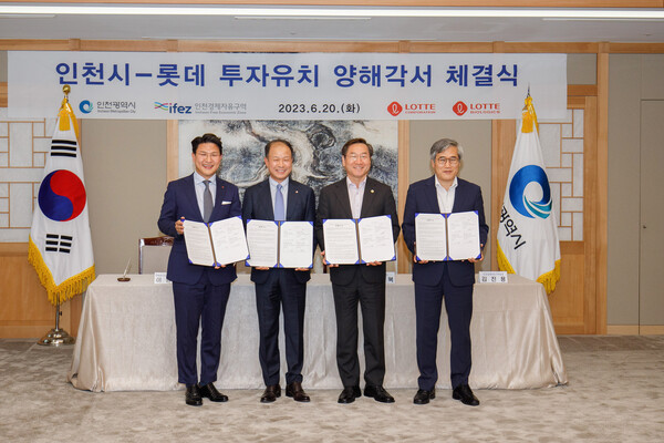 Lotte Biologics signed an MOU with Lotte Holdings, Incheon Metropolitan City, and the Incheon Free Economic Zone Authority to build its mega plant in Songdo. From left are, Lotte Biologics CEO Richard Lee, Lotte Corp. President Lee Hoon-ki, Incheon Mayor Yoo Jeong-bok, and IFEZA Commissioner Kim Jin-yong.