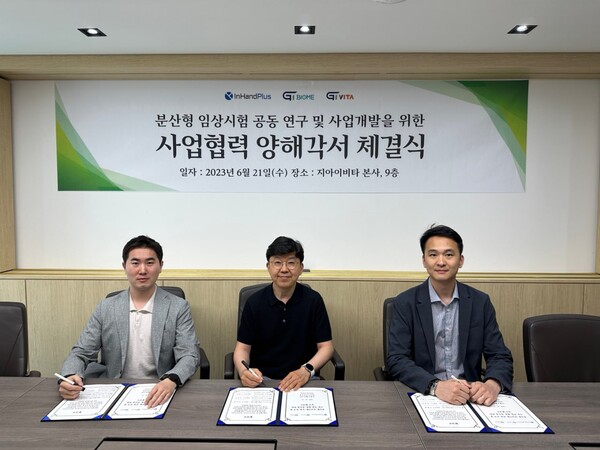 From left,  InHandPlus  CEO Lee Hwi-won, GI VITA CEO Lee Gil-yeon, and GI Biome Kim Young-suk show the signed agreement between the three companies to jointly establish a decentralized clinical trial (DTC) platform.  (Credit: GI Biome)