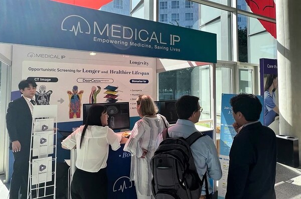 Participants visit Medical IP's booth at ESGAR 2023, held in Valencia, Spain, from June 13 to 16.