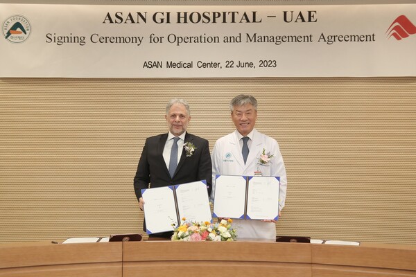 President Seung-Il Park of Asan Medical Center(right) and CEO Fareed Bilbeisi of Scope Investment are taking a commemorative photo during the Signing Ceremony for the Operation and Management Agreement of Asan GI Hospital-UAE(tentative name) held on the 22nd. (Credit: Asan Medical Center)