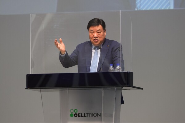 Celltrion Chairman Seo Jung-jin speaks at the annual shareholders’ meeting at Songdo Convensia in Incheon on March 28.
