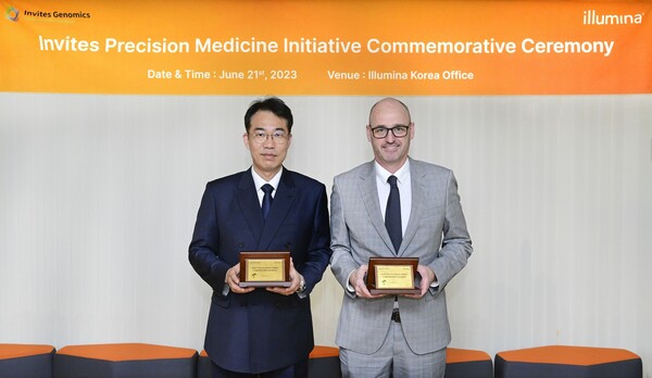 Invites Genomics CEO Ko Yoo-seok (left) and Illumina Korea General Manager Robert McBride pose for a photo after signing the collaboration agreement at Illumina Korea Office in Yeouido, Seoul, Wednesday.