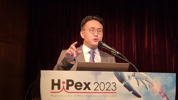 Dr. Lee Kyoung-hak, director of the Department of Orthopedics at the National Medical Center, shared how to dramatically reduce postoperative complications in HiPex 2023 at Myongji Hospital in Goyang, Gyeonggi Province, on Thursday.