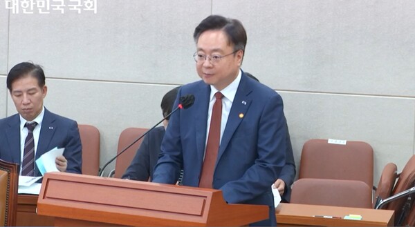Minister of Health and Welfare Cho Kyoo-hong expressed the intention to increase medical school students from the 2025 academic year at a plenary session of the National Assembly's Health and Welfare Committee on Thursday. (Captured from the National Assembly broadcasting system)