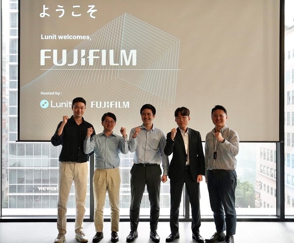 From left, Lunit CBO Jang Min-hong, Fujifilm's Product Manager, Ryuji Hisanaga, Fujifilm's Product Specialist Kenta Shinohara, pose together with other Lunit's representatives at the Lunit headquarters in Seoul, Korea, on June 14. (Credit: Lunit)