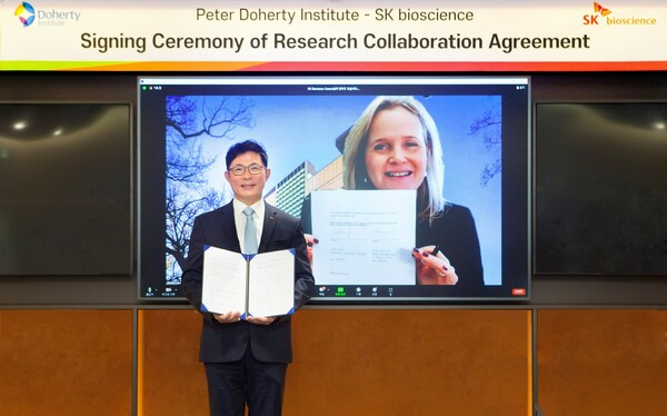 SK bioscience  President and CEO Ahn Jae-yong and the Peter Doherty Institute for Infection and Immunity Director Sharon Lewin (on the screen) show the signed agreement between both organizations to strengthen the global infectious disease ecosystem. (Credit: SK bioscience)