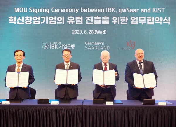 From left, KIST President Yoon Seok-jin, IBK CEO Kim Sung-tae, Deputy Prime Minister of the State of Saarland Jürgen Barke, and Saarland Economic Promotion Corporation CEO Thomas Schuck show the signed agreement to support the entry of Korean start-ups into Europe at the IBK headquarters in Seoul on Wednesday. (Credit: KIST)