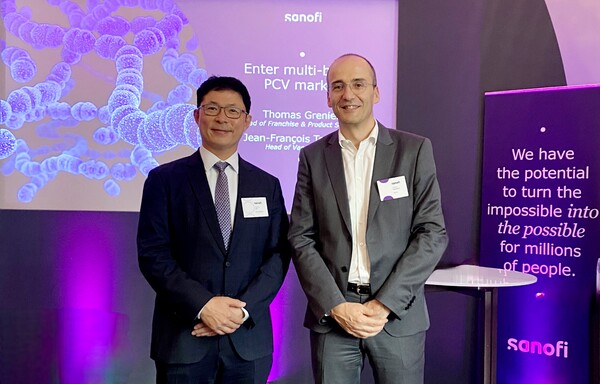SK bioscience President and CEO, Ahn Jae-yong (left) and Sanofi Head of Vaccines GBU Thomas Triomphe pose at the Sanofi Vaccines Investor Event in London, the U.K., on Thursday where both companies presented the phase 2 study  results of the 21-valent pneumococcal conjugate vaccine candidate. (Credit: SK bioscience)