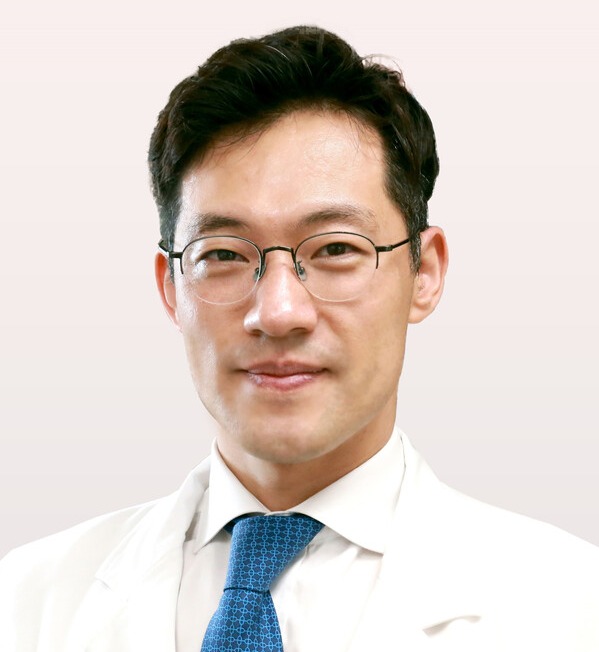 SNUBH Professor Kang Si-hyuck of Cardiology conducted a study that demonstrated that artificial intelligence (AI) can be used to analyze and perform complex cardiac angiograms to increase the accuracy of stent procedures. (Credit: SNUBH)