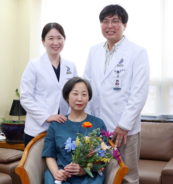 From left are Professor Shin Yu-rim of Cardiovascular Surgery, patient Oh Mi-hye, and Professor Oh Jae-won of Cardiology at Severance Cardiovascular Hospital. (Courtesy of Severance Hospital)