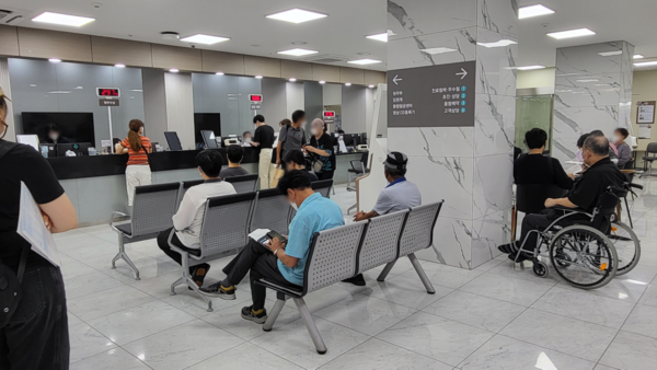 Patients come to get their medical records at Seoul Paik Hospital on Monday, the first day after the closing date was announced.