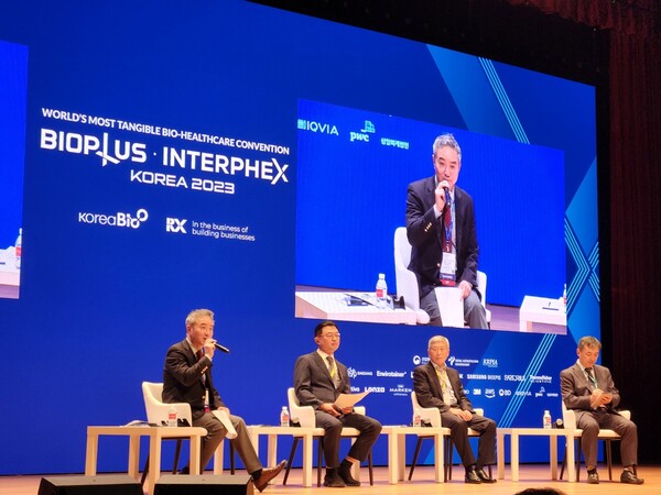 From left, Korea BIO Vice President Lee Seung-kyou who chaired the keynote session is joined by Korea Investment Partners Management CEO Hwang Mahn-soon, LegoChem Biosciences CEO Kim Yong-zu, and Yuhan Corp. R&D VP Kim Yeul-hong. (Credit: KBR)