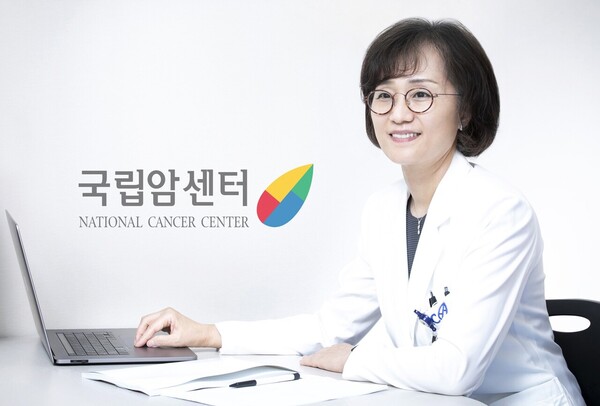 Professor Han Ji-yeon of the Department of Hemato-Oncology at the National Cancer Center compares the advantages and disadvantages of treatments for lung cancer with EGFR exon 20 insertion mutation in a recent interview with Korea Biomedical Review.