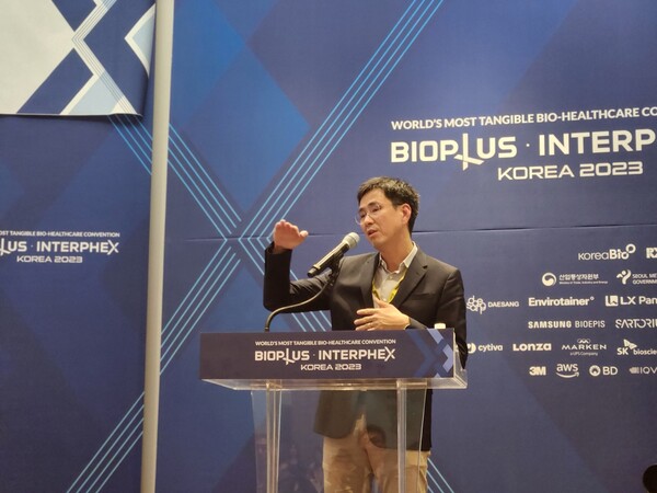 Harvard Medical School Professor Huh Jun of Immunology speaks about his vision for Korea to become a leader in microbiome therapeutics.. (Credit: KBR)