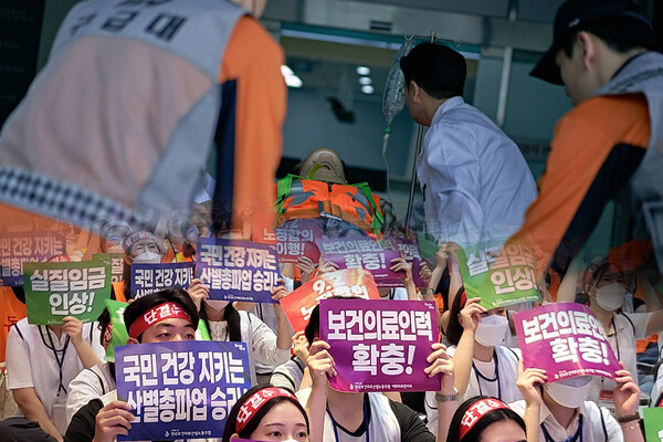 There were no medical disruptions on the first day of the Korean Health and Medical Workers’ Union's staged general strike on Thursday. However, some chaos ensued as patients flooded the emergency rooms of hospitals not participating in the strike. (Credit: KBR)